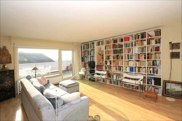 Wohnbereich mit Blick Richtung Wandregale und Terrasse