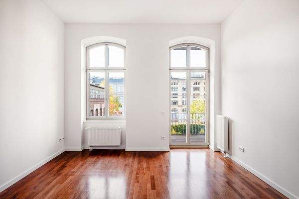 Zimmer mit Zugang zum Balkon