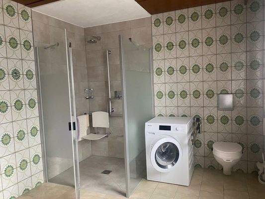 Bad mit bodengleicher Dusche