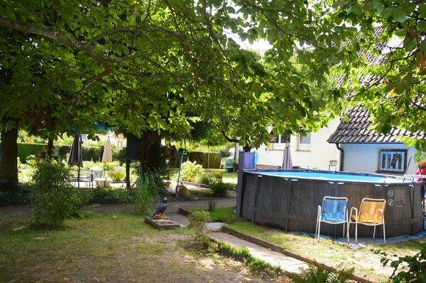 Teilansicht Garten mit Pool