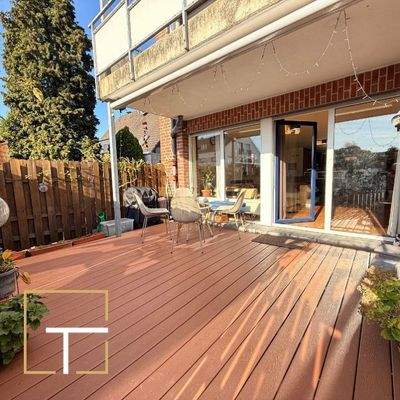 Sonnige Terrasse mit Möbeln