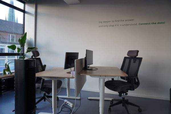 separate Arbeitsplätze im großen Raum.JPG