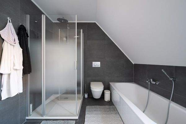 ... mit Dusche und Badewanne