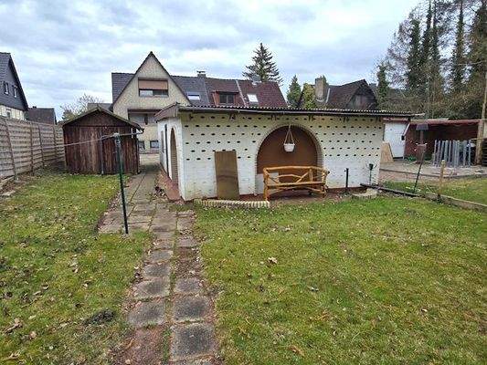 Außen Partyraum hinter Garagen Bild 2.jpg