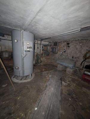 Kellerraum im Wohnhaus mit Warmwasserboiler