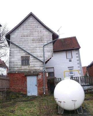 Gartenansicht vom Haus - links kleine Stallung