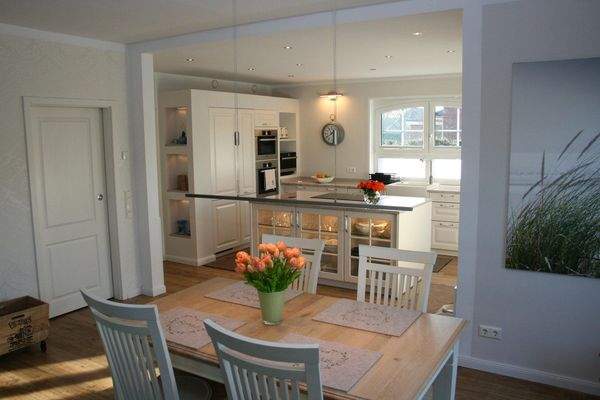 hell & moderner Küchenbereich