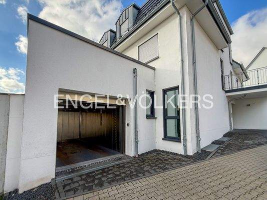 Zufahrt zur Tiefgarage per KFZ-Aufzug