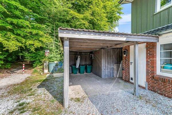 Carport und Fußweg in den Wald