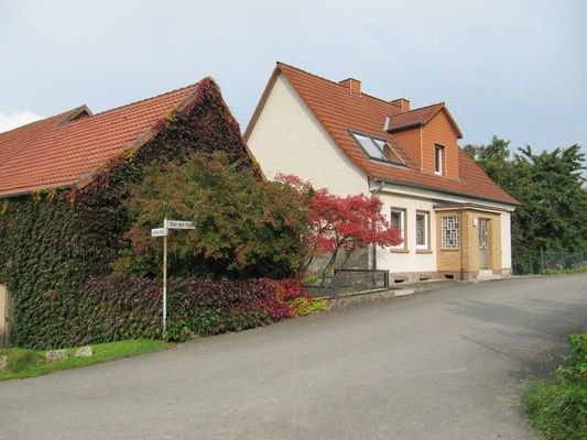 Wohnhaus mit Nebengebäude