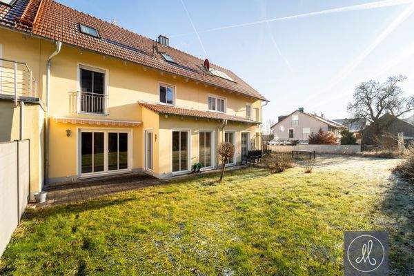 Hausansicht mit Garten