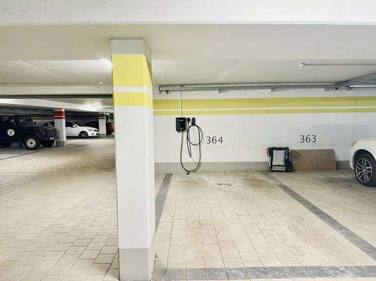 Foto von einem der Tiefgaragenstellplätze (Wallbox vorhanden)