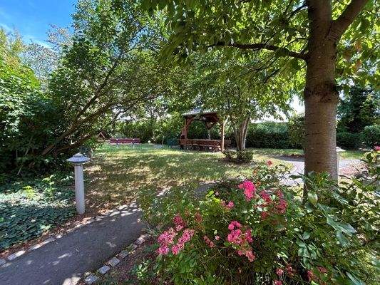 begrünter Hinterhof mit Sitzecke