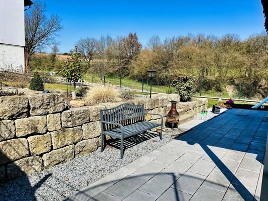 aufwändig gestaltete Außenanlagen... Natursteineinfriedung zur Terrasse
