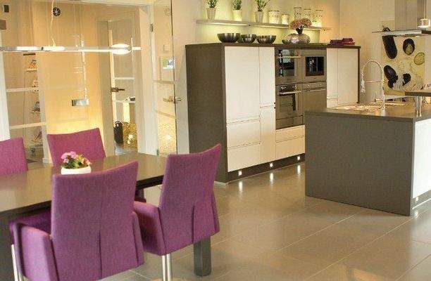 Moderne Küche mit Essbereich