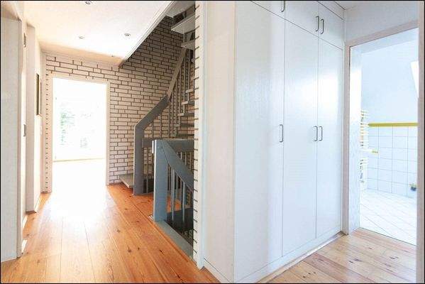 Obergeschoss ist mit gemütlichem Holzdielenboden und vielen praktischen Einbauschränken