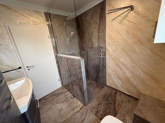 Neuwertiges Duschbad im OG.jpg