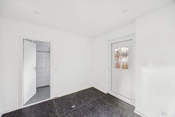 Zweiter Hauseingang  mit Kellerklappe