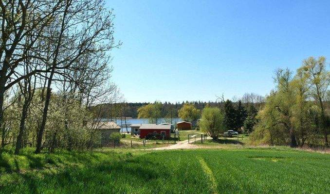Blick auf die Bungalows vom Feld