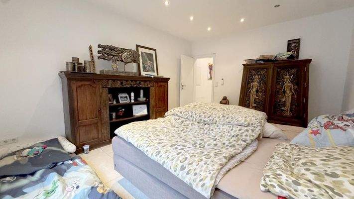 Schlafzimmer (EG links)