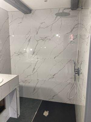 Bodentiefe Dusche aus Glas