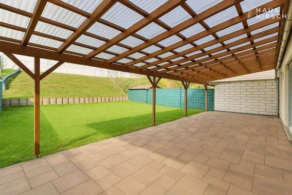 überdachte Terrasse und Garten