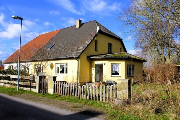 Haushälfte auf großem Grundstück