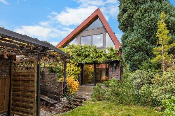 Haus von vorne und Terrasse