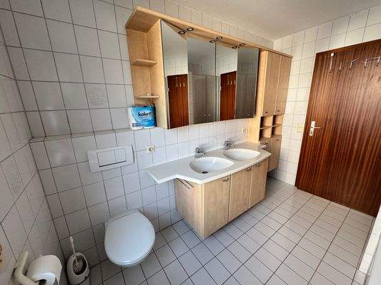Tageslichtbad mit Dusche und Wanne