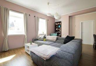 Wohn-/Esszimmer mit offener Küche