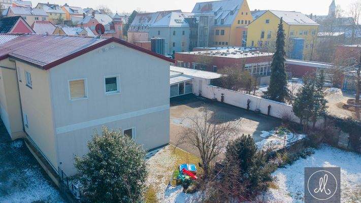 Gartenbereich und Hausansicht