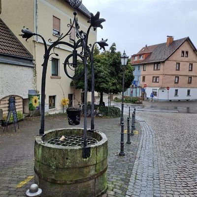 Brunnen vor dem Objekt