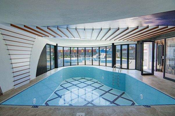 Beachfront Property in a Complex with Pool in Mahmutlar Alanya