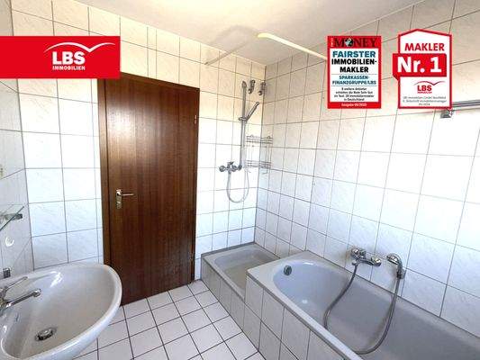 Bad mit Dusche und Wanne