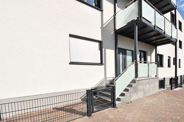 separater Eingang mit wenigen Stufen