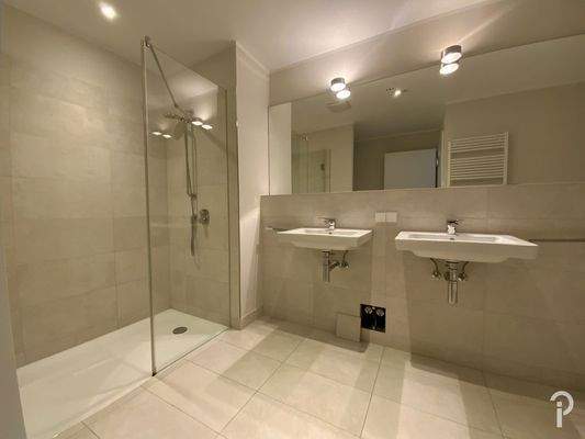 Bad mit Badewanne und Dusche