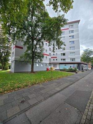 Wohngebäude mit Bäumen