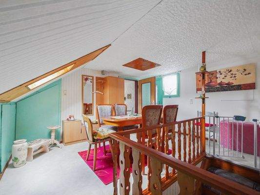 Durchgangszimmer (DG-FeWo) & Treppe zur Eigentümerwohnung