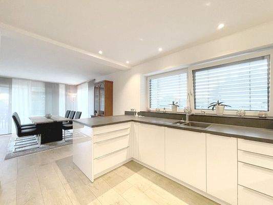 Blick durch die offene Küche im EG