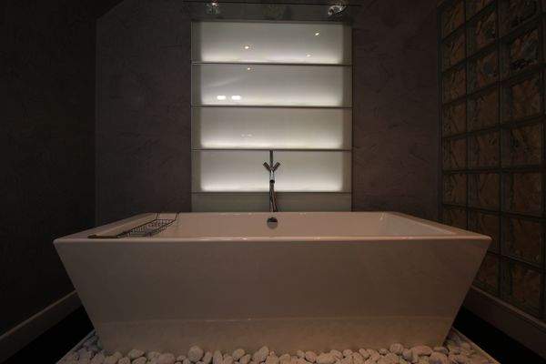 IM BAD: FREI STEHENDE BADEWANNE, ABLAGE, LICHTEFFEKTE, GLASS BRICKS