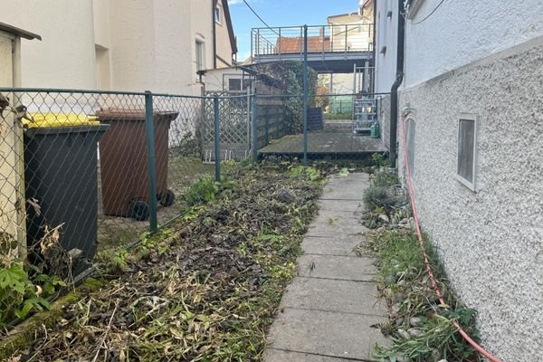 Hinter Haus und Garage