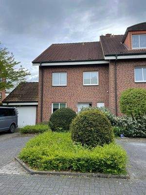 Vorderansicht mit Garage und Stellplatz