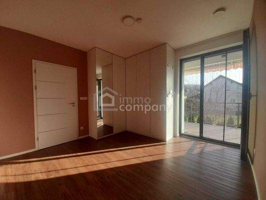 Schlafzimmer mit Ausgang auf den Balkon