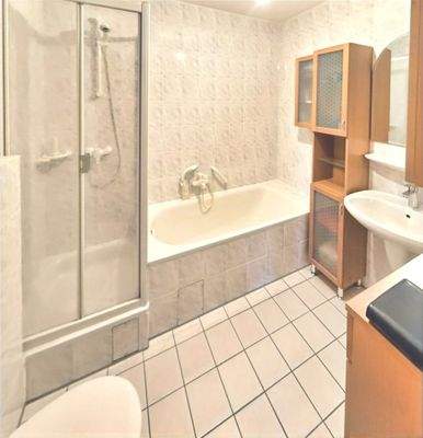 Badezimmer mit Wanne u. Dusche