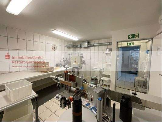 Raum 9 mit Packtischen im UG