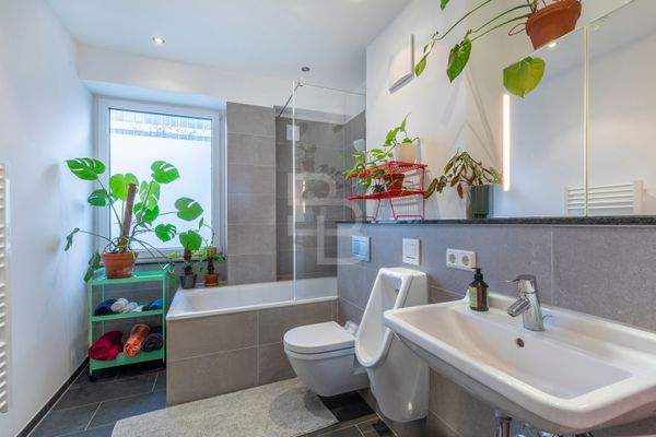 Modernes Bad mit stilvollen Details