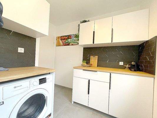 Geräumige voll ausgestattete Küche