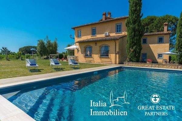 Schöne helle Villa in herrlicher Lage mit Türmchen, Pool, Weinberg und Olivenhain