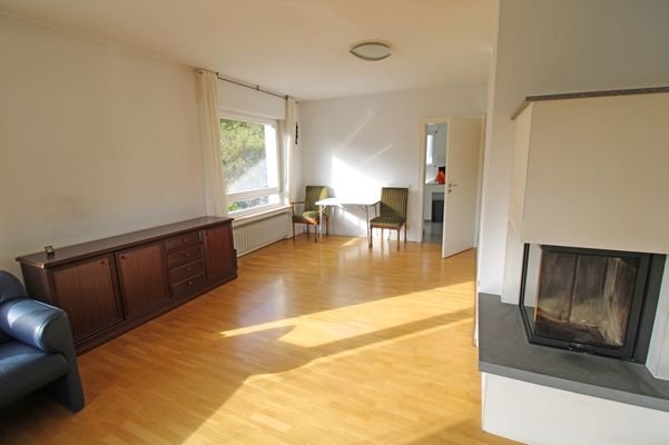 Wohn- & Esszimmer Richtung Straße