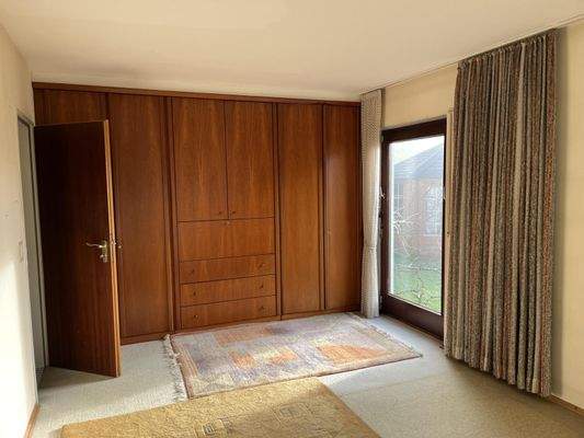 Schlafzimmer mit Zugang zum Bad und in den Garten